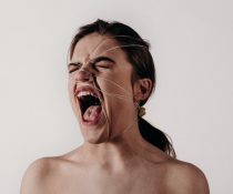 γυναικοκτονία γυναίκα ουρλιάζει