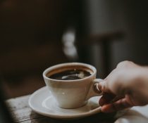γλαύκωμα καφές καφείνη ποτήρι με ζεστό καφέ