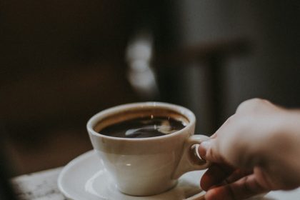 γλαύκωμα καφές καφείνη ποτήρι με ζεστό καφέ