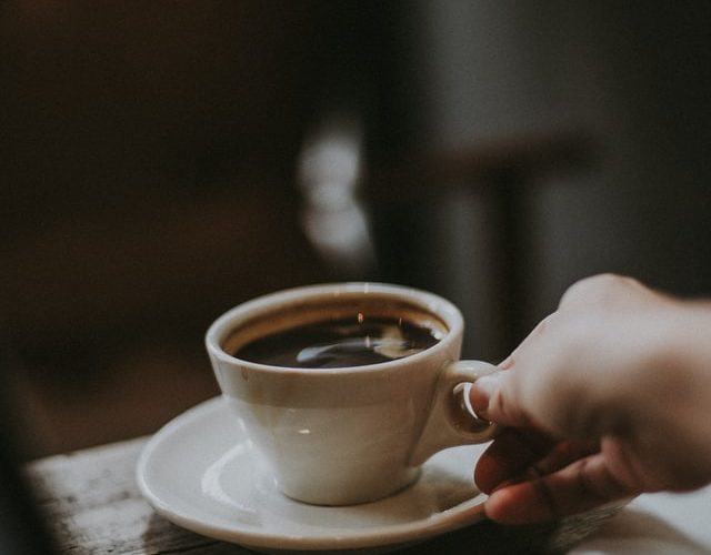 γλαύκωμα καφές καφείνη ποτήρι με ζεστό καφέ
