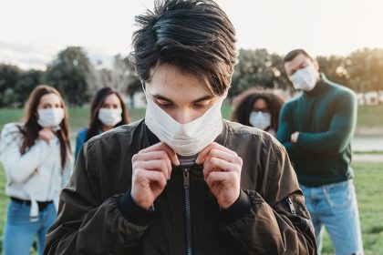 Covid-19: Η αύξηση των κρουσμάτων αφορά νέους κάτω των 24 ετών