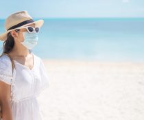 μετάλλαξη μεταδοτικότητα Δελτα γυναίκα με μασκα στην παραλία