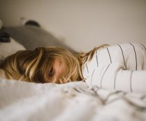 χρόνια αϋπνία κοπέλα κοιμάται στο κρεββάτι