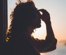 αλλεργίες ημικρανίες γυναίκα πιάνει το κεφάλι της που πονάει