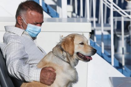 άνδρας με σκύλο μεκτακίνηση σε νησιά με green pass