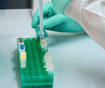 ερευνητής εξετάζειΠολυδύναμα εμβόλια για τον κορονοϊο