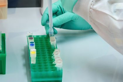 ερευνητής εξετάζειΠολυδύναμα εμβόλια για τον κορονοϊο