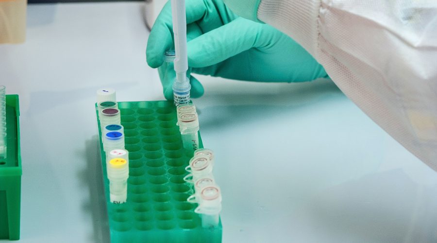 ερευνητής εξετάζειΠολυδύναμα εμβόλια για τον κορονοϊο