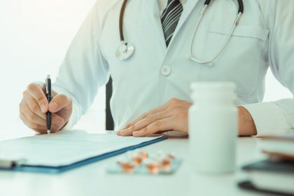 γιατρός συνταγογραφεί απάτη