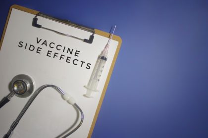 τρίτη δόση εμβολίου covid παρενέργειες ποιος παίρνει την ευθύνη