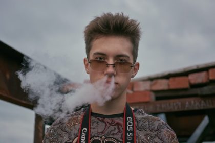 Πώς καταλαβαίνεις ότι κάποιος καπνίζει