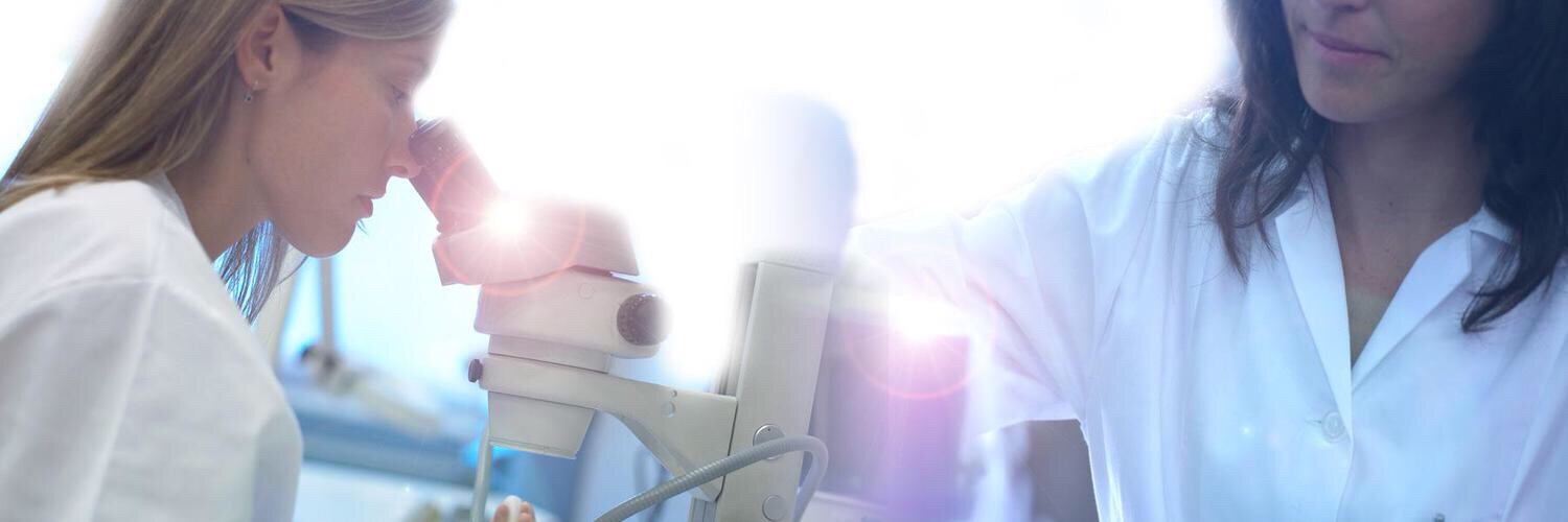 επιστήμονες στο εργαστήριο ελέγχουν αν το φάρμακο φαινοβιβράτη βοηθάει στην καταπολέμηση του covid