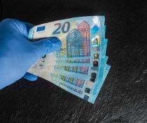 χαμηλός κίνδυνος μόλυνσης κορονοιού μεσω χρηματων