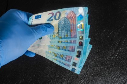Χαμηλός ο κίνδυνος μόλυνσης από κορονοϊό μέσω χαρτονομισμάτων και κερμάτων