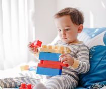 παιδιά της πανδημίας και γνωστικές λειτουργίες αγορι παιζει με τουβλάκια