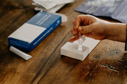 Δωρεάν 2 self test για τους ανεμβολίαστους που επιστρέφουν από διακοπές