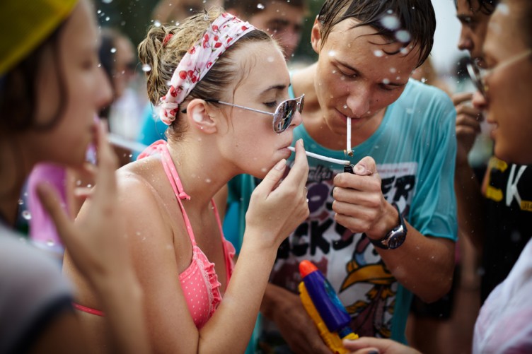 Παρέα που καπνίζει 