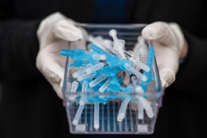 Τρίτη δόση εμβολίου – Σε ποιους απευθύνεται;