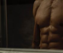 θλάση κοιλιακών μυών συμπτώματα άνδρας με κοιλιακούς