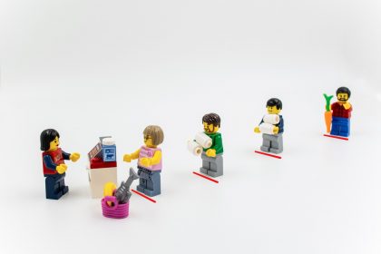 Κορονοϊός – Ανατροπή από νέα έρευνα για την απόσταση των δύο μέτρων