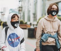 έφηβοι στο δρόμο με μάσκα εμβόλιο pfizer και παρενέργεια με μυοκαρδίτιδα στα αγόρια