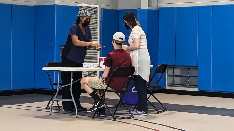 εμβολιασμός υγιή αγοριού εφήβου pfizer μυοκαρδίτιδα