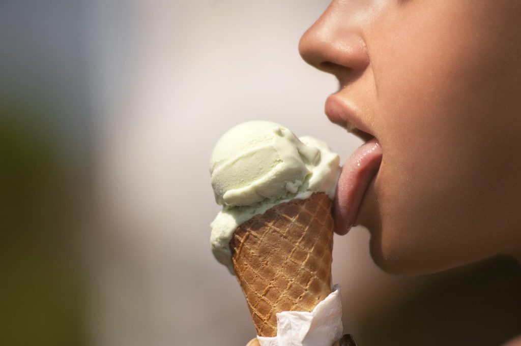 άσπρα σπυράκια στη γλώσσα μικρά κοπέλα τρωει παγωτό