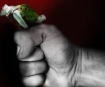 άνδρας που χειροδικεί κακοποίηση γυναικών σεξουαλική βία καταγγελία
