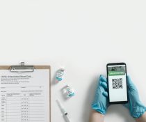 Τι αλλάζει από αύριο για τους άνω των 60 ετών- Αναμνηστική δόση, πιστοποιητικά εμβολιασμού και νόσησης