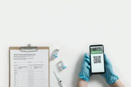 Τι αλλάζει από σήμερα για τους άνω των 60 ετών- Αναμνηστική δόση, πιστοποιητικά εμβολιασμού και νόσησης