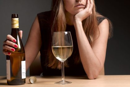 Αλκοόλ - γυναίκα πίνει κρασί