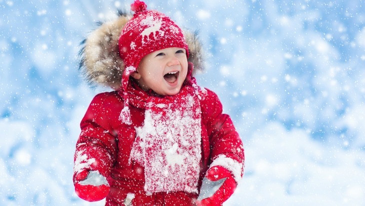 Παιδάκι παίζει με το χιόνι 