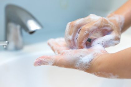 Η «Όμικρον» επιβιώνει περισσότερο πάνω στο δέρμα σε σχέση με τις άλλες παραλλαγές