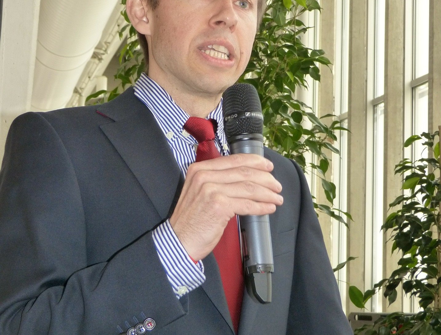 άντρας με τραύλισμα από άγχος γενετικοί παράγοντες