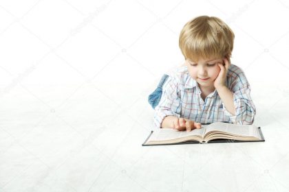 μικρό αγόρι διαβάζει - μικρά παιδιά