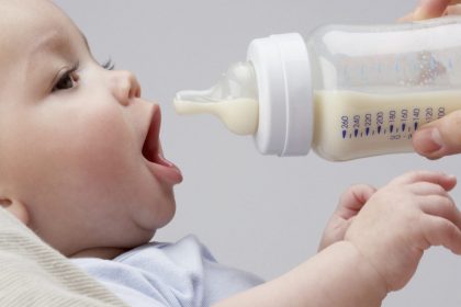 Πότε πίνουν νερό τα μωρά;