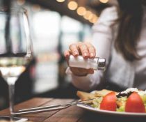 προσθήκη αλατιού στα τρόφιμα