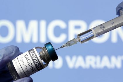 Όμικρον: Ο ΕΜΑ εγκρίνει τα εμβόλια των Pfizer και Moderna