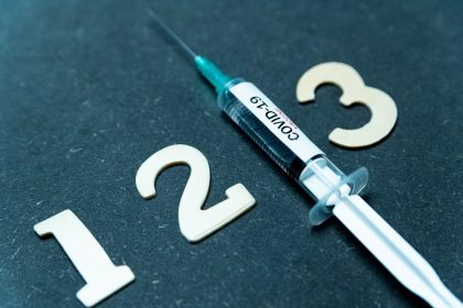 Εμβόλια Covid-19 – ΕΟΦ: Έκθεση για τις παρενέργειες – 63 θάνατοι