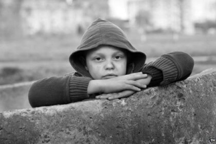 Από τι κινδυνεύουν τα παιδιά που μεγαλώνουν σε αντίξοες συνθήκες;
