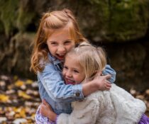 αγκαλιά παιδιά ευτυχία