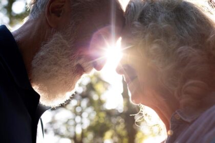ζευγάρι ηλικιωμένων Οι άνδρες με υψηλή λίμπιντο είναι λιγότερο πιθανό να πεθάνουν πρόωρα