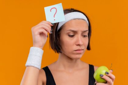 γυναίκα σε δίαιτα τρώει μήλο Φαινόμενο γιο-γιο: Γιατί ξαναπαίρνουμε τα κιλά που έχουμε χάσει;
