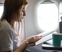 γυναίκα διαβάζει σε αεροπλάνο τοξικός αέρας