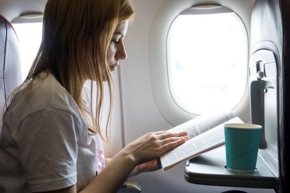 γυναίκα διαβάζει σε αεροπλάνο τοξικός αέρας