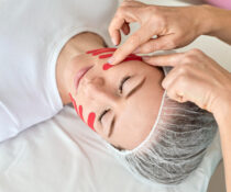 Γυναικά κάνει face taping