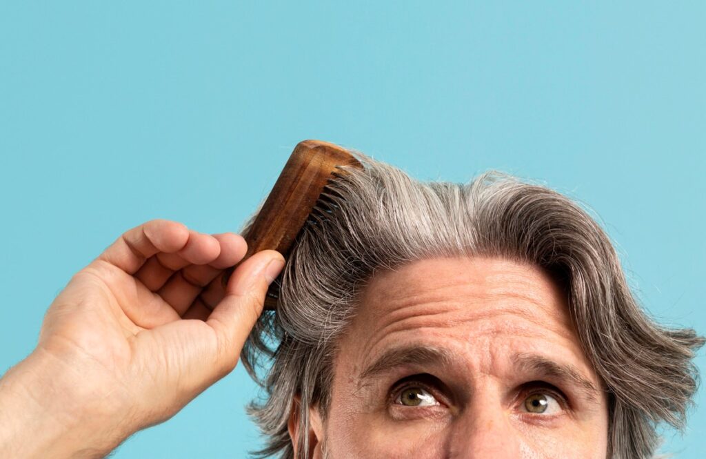 Τριχόπτωση: Γιατί χάνουμε μαλλιά καθώς μεγαλώνουμε;