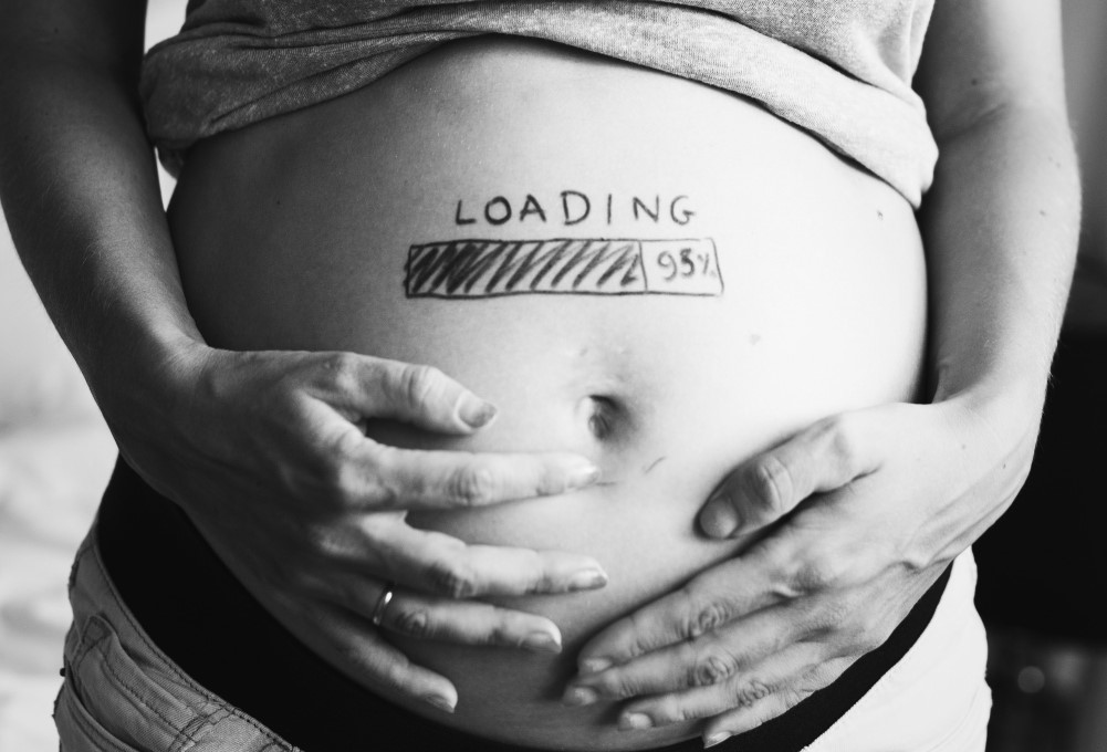 Γυναίκα που έχει υπολογίσει ποσο μηνων είναι και τον τοκετό