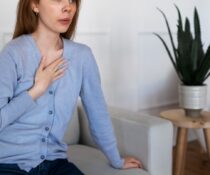 γυναίκα με δύσπνοια από άγχος