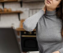 γυναίκα με Πιάσιμο και στερνοκλειδομαστοειδής μυς